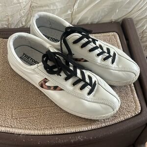 Tretorn leopard  tennis shoes